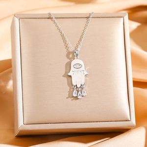 Collana mano di Fatima con incisione DIVINE e cristalli di zircone su fondo satinato