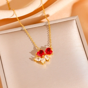 Collier avec pendentif cœur rouge sang de pigeon et cristaux dorés pour femmes