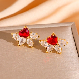 Boucles d'oreilles cœur doré avec pierres rouge sang de pigeon style papillon