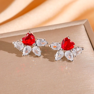 Détail de boucles d'oreilles cœur rubis avec zircons étincelants en forme de larme