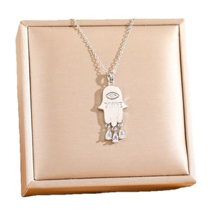 Collana vintage Mano di Fatima con zirconi e incisione Divine in finitura argento