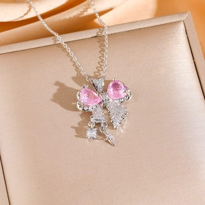 Elegante collana in argento con ciondolo a fiocco in cristallo rosa e dettaglio stella su box