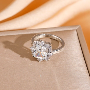 Macro di anello regolabile in argento con zircone quadrato e contorno di diamanti brillanti