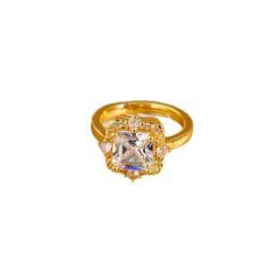 Anello vintage placcato oro con grande zircone taglio princess e pavé di diamanti