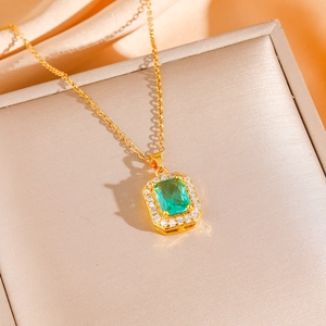 Collana vintage con gemma verde taglio smeraldo e alone di zirconi in scatola regalo lusso