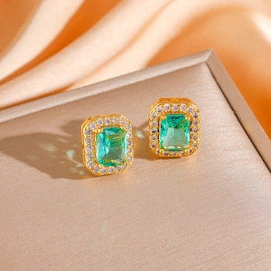 Orecchini quadrati con zircone verde smeraldo placcati oro su sfondo di seta pregiata