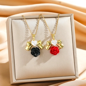 Französischer Vintage Halsketten mit Goldschleifen und beflockten Rosen-Herz-Zirkon