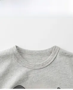 Detailansicht aus grauem Baumwollstrick und Hot Dog Aufdruck auf dem Kinder T-Shirt Rundhals