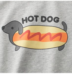 Makrodetail des Cartoon-Hotdog-Aufdrucks auf weichem grauem Baumwoll-T-Shirt