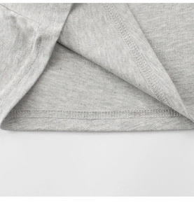 Detailaufnahme der melierten grauen Baumwolltextur und Doppelnaht am Saum des Kinder-T-Shirts