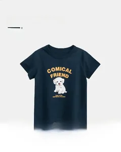 Détail d'un T-shirt enfant en coton bleu marine avec imprimé chiot et col rond