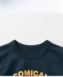 Détail de l'encolure du t-shirt en coton bleu marine avec bord-côte et imprimé COMICAL