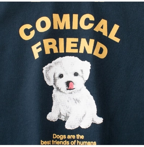 Détail de l'imprimé chiot et texte Comical Friend sur un t-shirt en coton bleu foncé