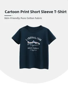 Dettaglio del tessuto in cotone morbido sulla t-shirt blu scuro per bambini con pesci