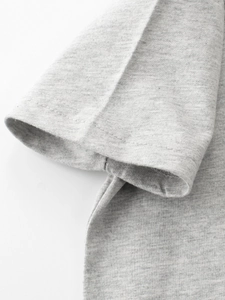 Detailaufnahme des grauen T-Shirt-Ärmels mit hochwertiger Doppelnaht aus weicher Baumwolle
