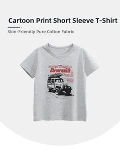 Détail d'un t-shirt enfant en coton doux avec tissu gris et imprimé de voiture tout-terrain