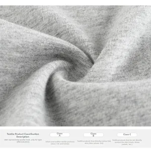 Vue macro du tissu en coton tricoté gris chiné doux pour t-shirts d'été pour garçons