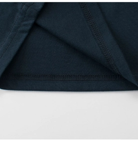 Dettaglio macro della doppia cucitura su maglietta per bambini in maglia blu scuro di qualità