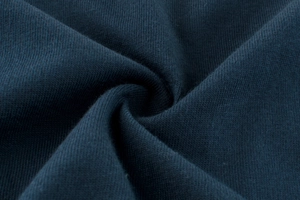 Vista macro del tessuto in maglia di cotone blu navy che mostra morbidezza e trama