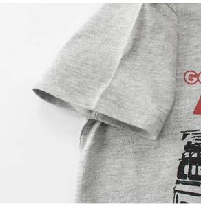 Détail de la couture de manche et de l'imprimé graphique sur t-shirt enfant gris clair