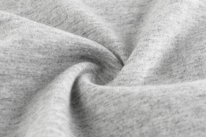 Gros plan détaillé sur la texture du tissu en coton tricoté gris chiné pour t-shirts de garçon