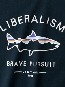 T-shirt blu navy per bambini con grafica a forma di pesce e montagne e scritte audaci