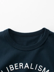 T-shirt in cotone blu scuro per bambini con girocollo e stampa di lettere bianche