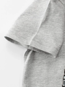 Gros plan d'un t-shirt gris en coton pour garçon montrant les coutures et la texture douce