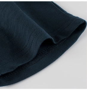 Detalle de la costura de doble aguja en el dobladillo de los pantalones cortos de punto azul