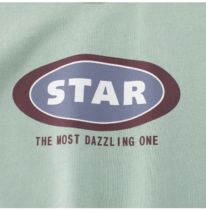 Detailopname van lichtgroene katoenen stof met paarse STAR-grafische print voor kids