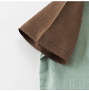 Detail van een katoenen t-shirt mouw met hoogwaardige dubbele stiksels en contrastkleuren