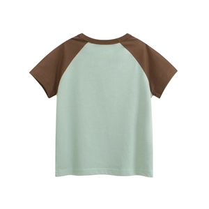 Detail van ronde hals en raglanmouwen op katoenen mintgroen en bruin kinder T-shirt