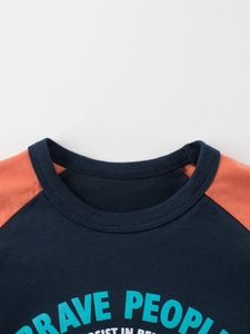 Kids raglan short sleeve T-shirt with Brave People print in navy blue and orange