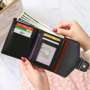 Détails du portefeuille en cuir noir à trois volets avec fentes pour cartes et fenêtre ID