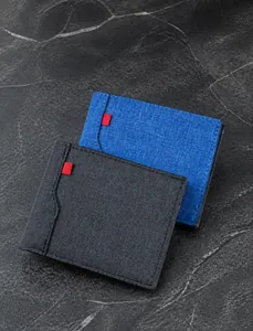Kurze Herrenbrieftaschen in Schwarz und Blau mit strukturierter Oberfläche und rotem Etikett