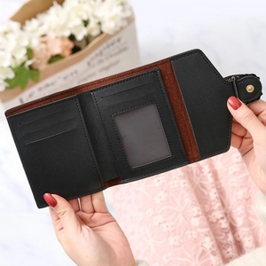 Portefeuille femme minimaliste en cuir noir à trois volets avec fentes pour cartes