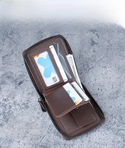 Vue détaillée de l'intérieur d'un portefeuille en cuir marron avec fentes pour cartes et fenêtre