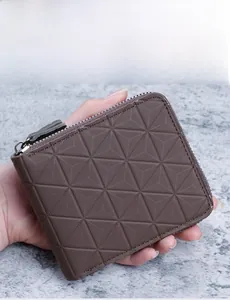 Vue détaillée du portefeuille homme marron café avec motif géométrique triangulaire embossé