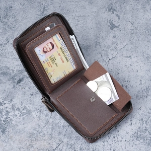 Portefeuille court marron pour homme avec fentes cartes et poche monnaie sur fond pierre
