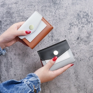 Portefeuille court à trois volets pour femme avec design color-block et bouton en métal