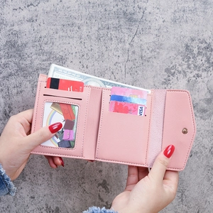 Portefeuille rose à trois volets pour femme avec fentes pour cartes et fenêtre photo