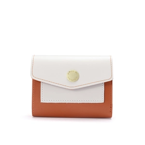Portefeuille court tricolore pour femme en marron et beige avec bouton doré élégant