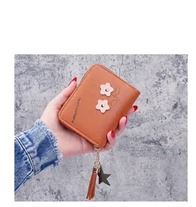 Portafoglio corto da donna in pelle PU con fiori e nappa decorativa