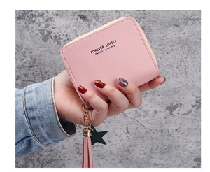 Dettaglio mini portafoglio in pelle PU rosa con nappa, ciondolo a stella e zip