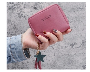 Dettaglio del portafoglio rosa in pelle PU con nappa e logo Forever Young frontale