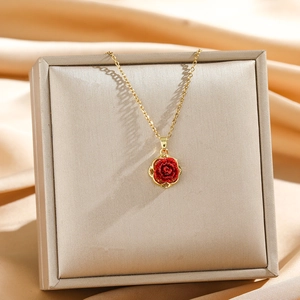 Elegante Gold-Titan-Halskette mit rotem Rosenanhänger und Zirkonia-Akzenten