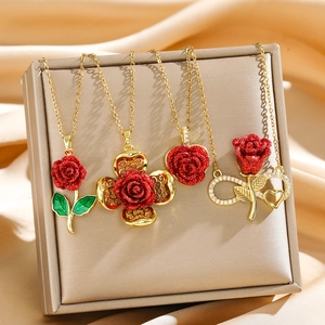 Colliers pendentifs roses dorées avec zircons et émail rouge sur soie champagne