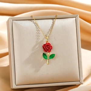 Collier élégant en or avec pendentif rose rouge et cristaux étincelants pour femme