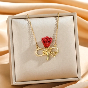 Collier rose doré élégant avec symbole de l'infini et cristaux sur fond satin