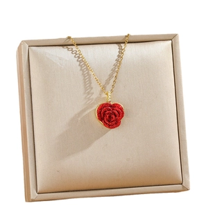 Collier doré élégant avec pendentif cœur rose rouge sur boîte en satin champagne